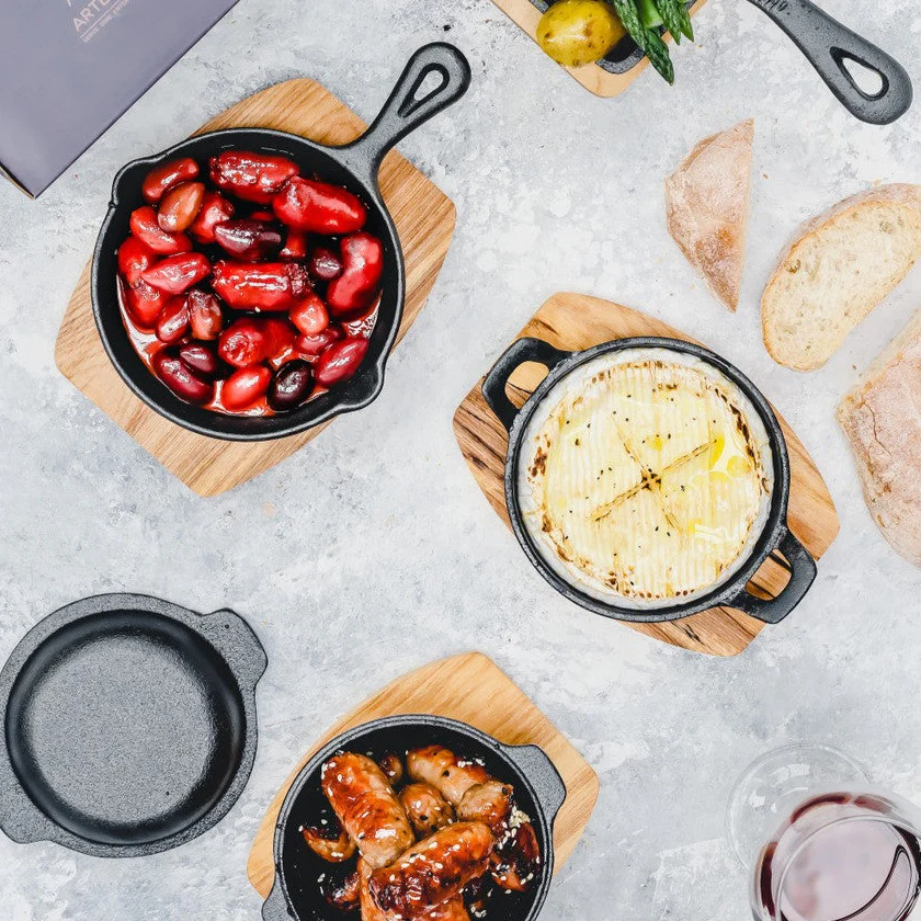Artesà Cast Iron Mini Fry Pan with Board 11cm - Image 3