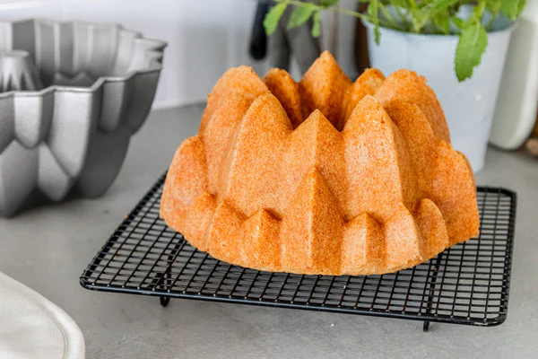 MasterClass Cast Aluminium Decorative Peak Cake Tin 24cm - Image 3