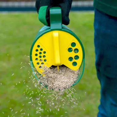 Miracle-Gro® Multi Use Garden Lawn Spreader - Image 3