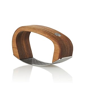 RoccAlio Garlic Press with Chopping Board - Image 3